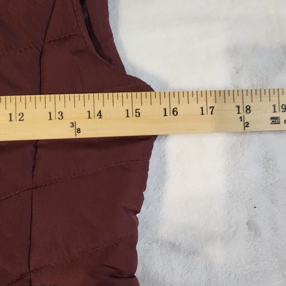 Aerpostale Women's Burgundy Puffer Vest, Size Small, EUC - Picture 4 of 5